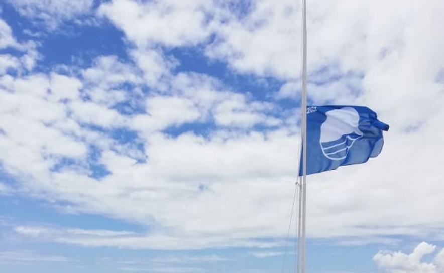 Praias de Tavira continuam a hastear a Bandeira Azul