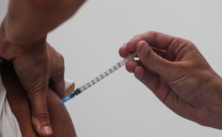 Covid-19: Risco de morte com vacinação completa é três a seis vezes menor