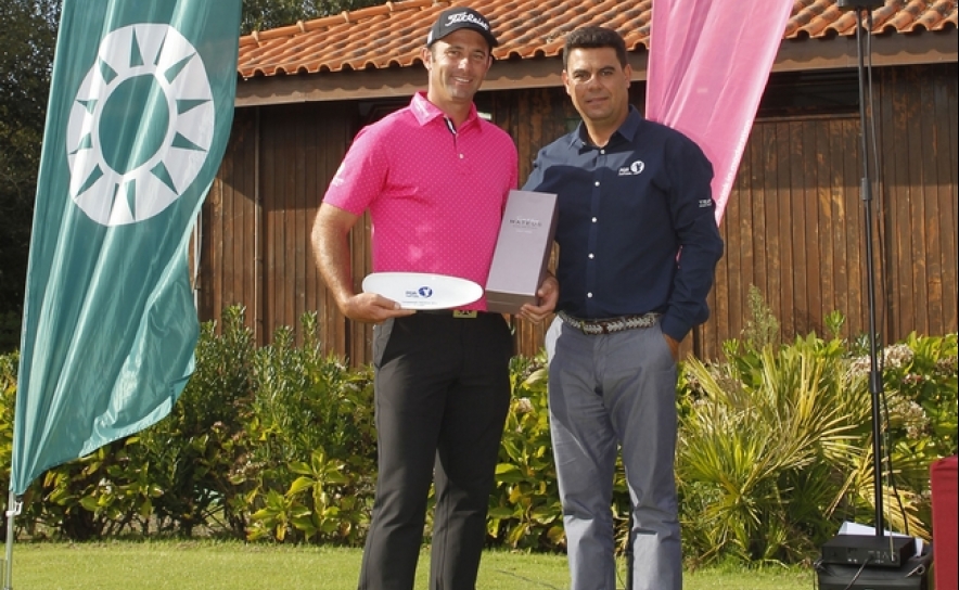 Ricardo Santos recebe de José Correia o prémio de campeão nacional de 2016