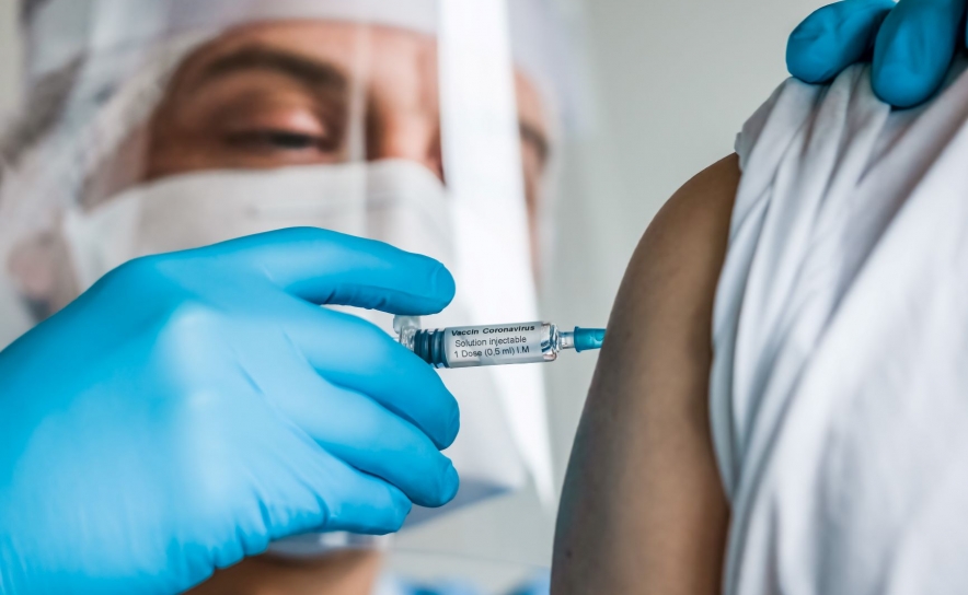 UE atinge meta de 70% de adultos vacinados contra a covid-19 com primeira dose