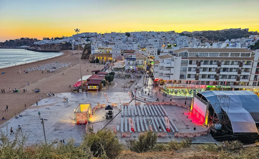 CONTINENTE RECEBE CENTENAS DE PESSOAS NO CINEMA NA PRAÇA EM ALBUFEIRA