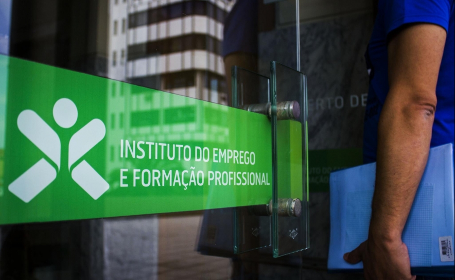 Desempregados inscritos nos centros de emprego recuam 12,9% homólogos em outubro