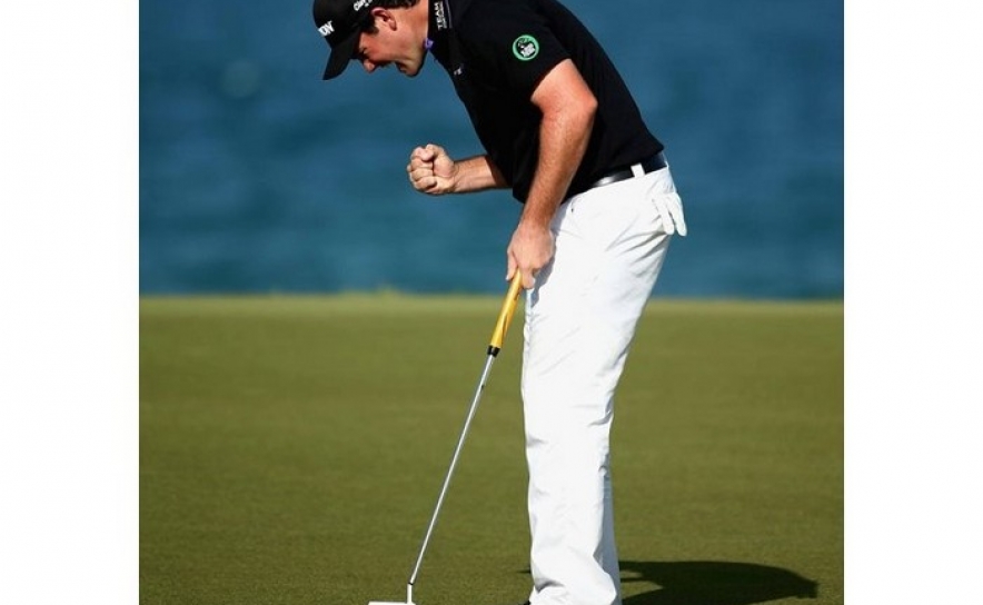 Ricardo Melo Gouveia celebra putt da vitória para Press Release por Getty Images