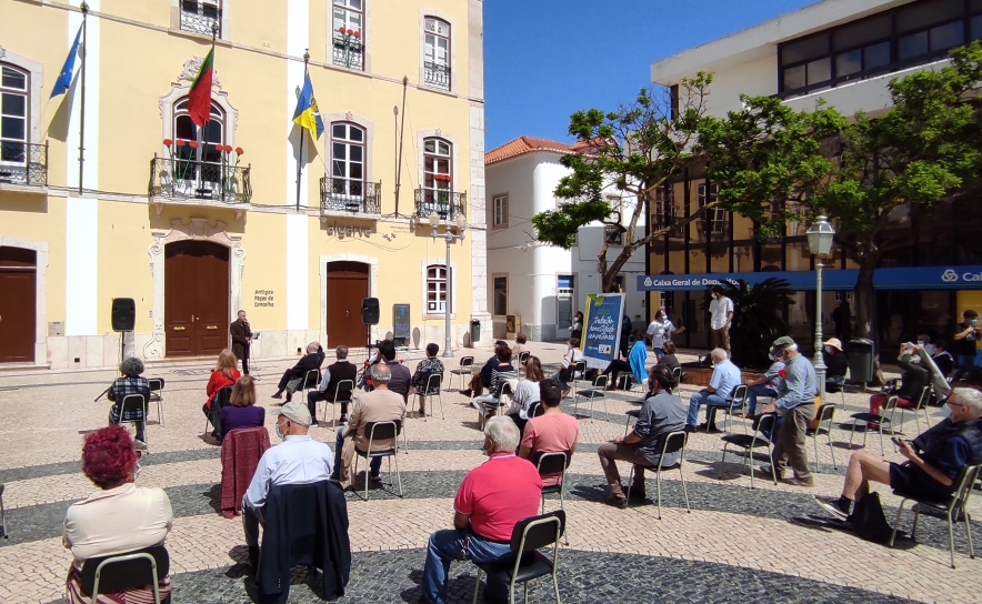 EM LAGOS A CDU COMEMOROU O 25 DE ABRIL NA PRAÇA GIL EANES