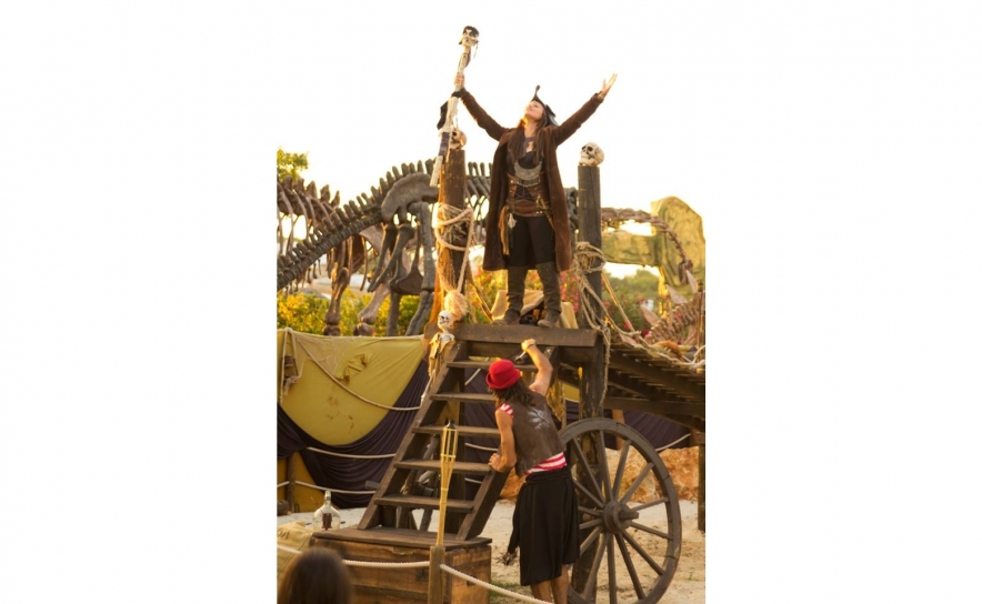 PIRATAS DO ZOOMARINE DESEMBARCAM EM ARMAÇÃO DE PÊRA