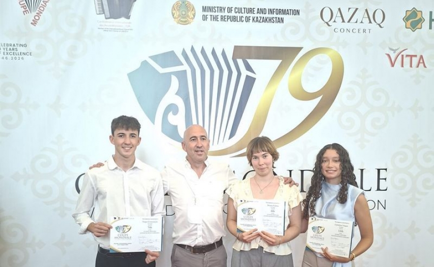 Professor e alunos na Copa Mundial 2026 em Astana