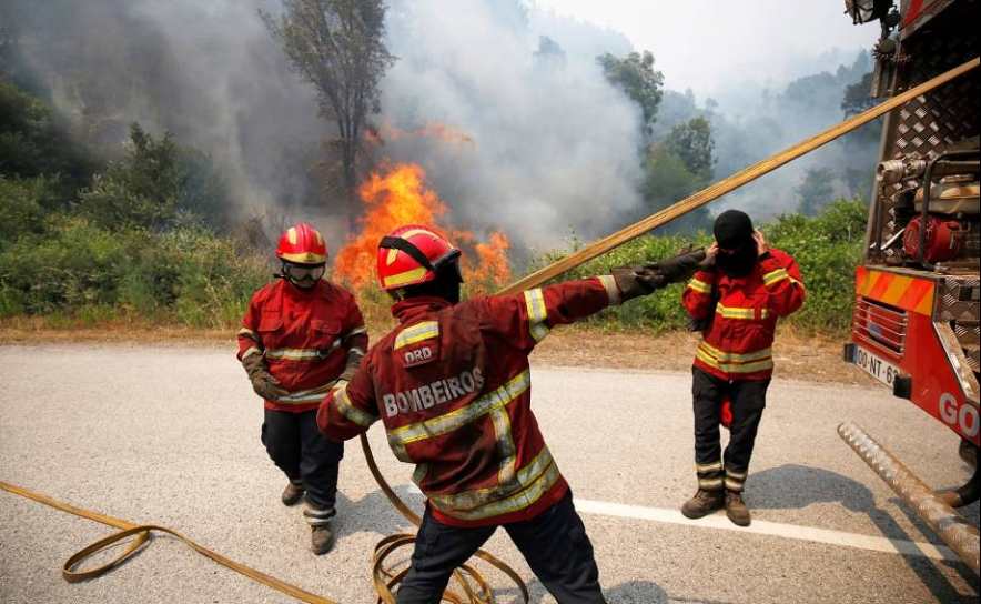 Incêndios/Algarve: Fogo de Castro Marim com 57 operacionais em «vigilância ativa»