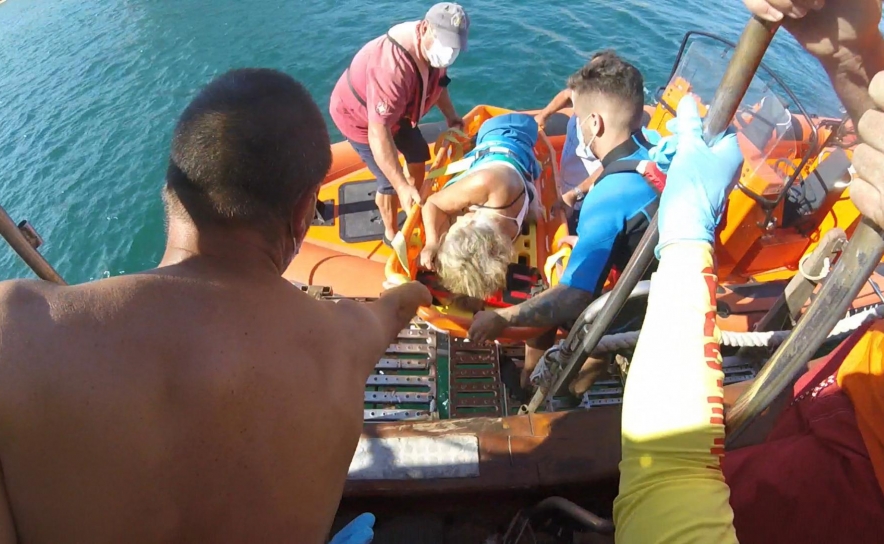 Estação Salva-vidas de Ferragudo resgata mulher que desmaiou a bordo de uma embarcação marítimo-turística em frente à praia Senhora da Rocha
