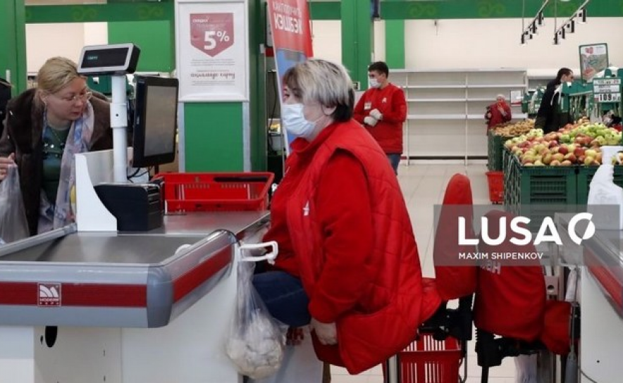 Covid-19: Auchan em Portugal dá prémio de 20% do salário bruto a quem continue a trabalhar