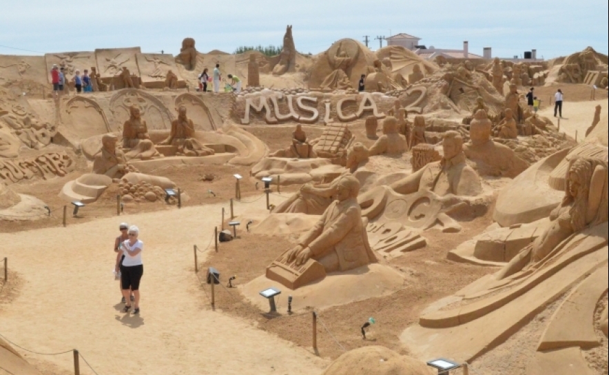 Bombeiros e televisão japonesa visitam esculturas em areia