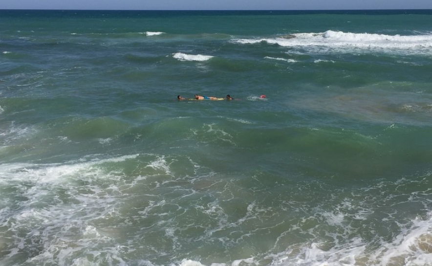 Salvamento de banhista na praia da Ilha do Farol