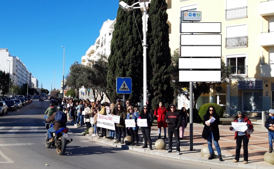 Greve: «Cordão humano» em Olhão em luta pela educação 