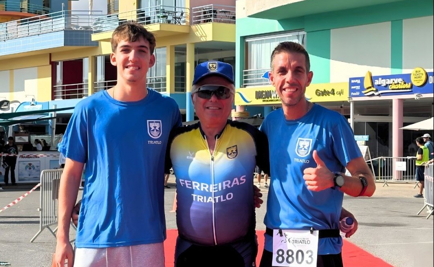Três gerações, um só emblema: a família Arvela conquista o 1.º lugar por estafetas no XI Triatlo de Albufeira Três gerações, um só emblema: a família Arvela conquista o 1.º lugar por estafetas no XI Triatlo de Albufeira