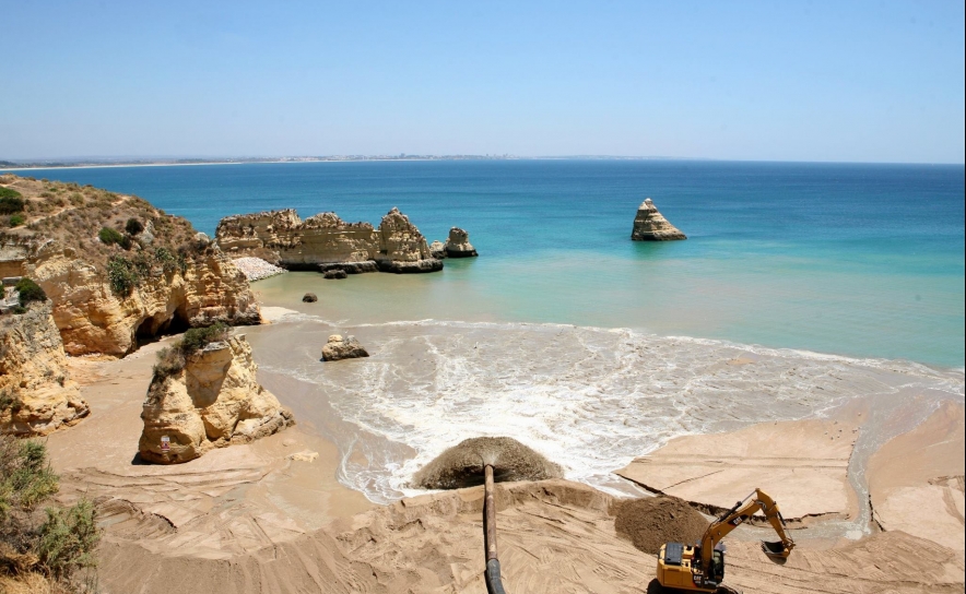 Ministro do Ambiente justifica com «segurança» obras na Praia D. Ana, em Lagos
