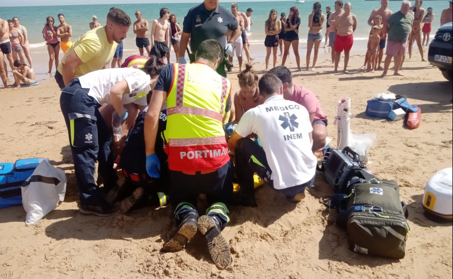 Homem salvo na praia do Alemão em Portimão