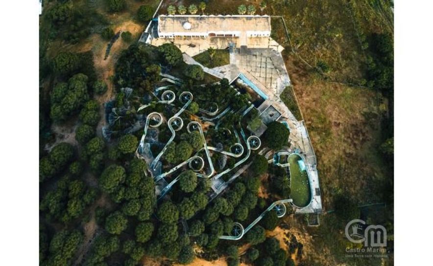 Antigo parque aquático abandonado transformado em três pequenas unidades de turismo rural de qualidade, integrado no parque verde