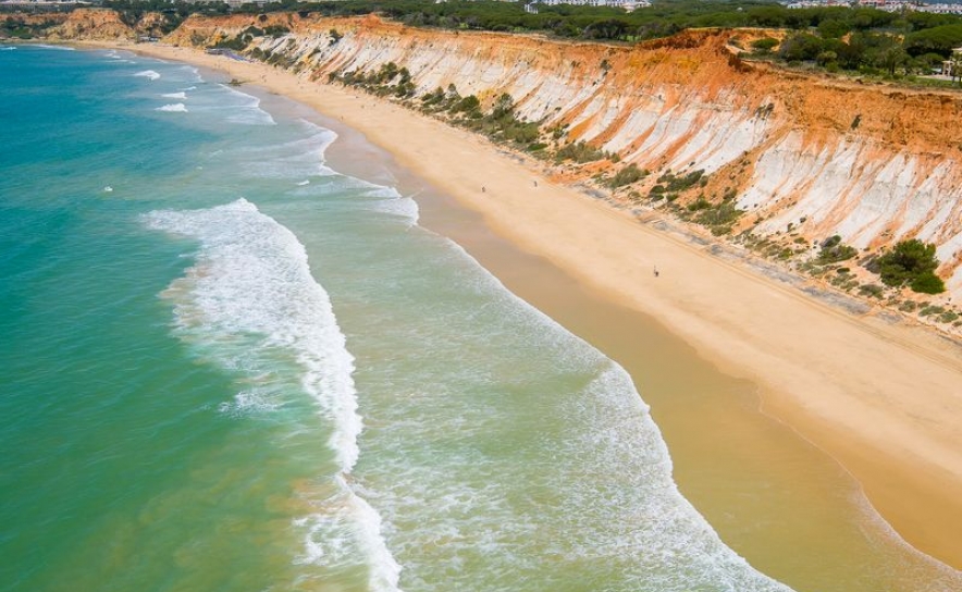 PRAIA DA FALÉSIA EM ALBUFEIRA  ELEITA A 4.ª MELHOR DA EUROPA