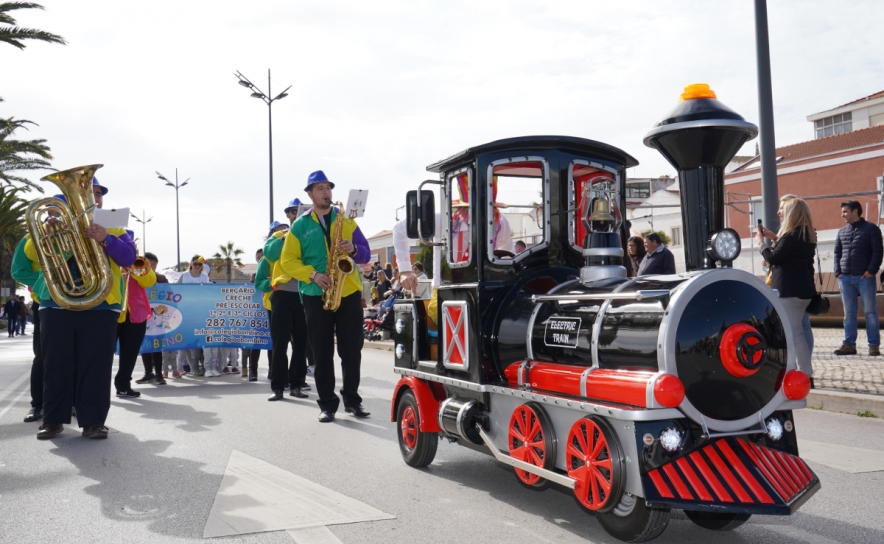 Escolas de Lagos festejam o Carnaval