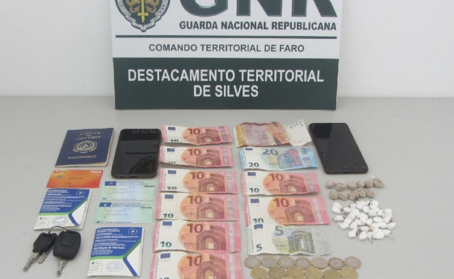 Detidos na posse de 170 doses de cocaína e heroína em Lagoa