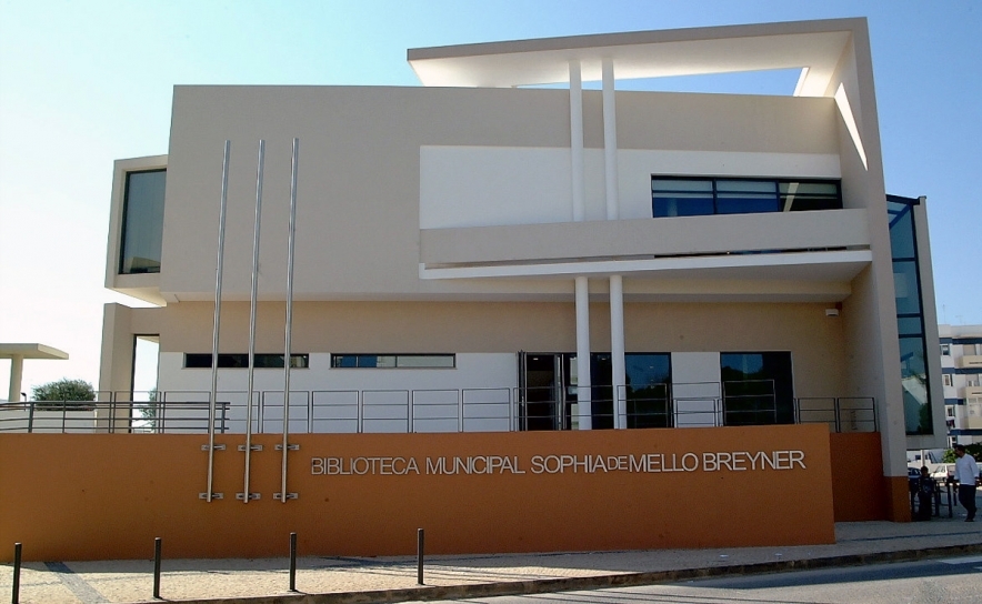 FERNANDO GUERREIRO LEVA PROJETO SOBRE MICRO CONTOS À BIBLIOTECA MUNICIPAL DE LOULÉ