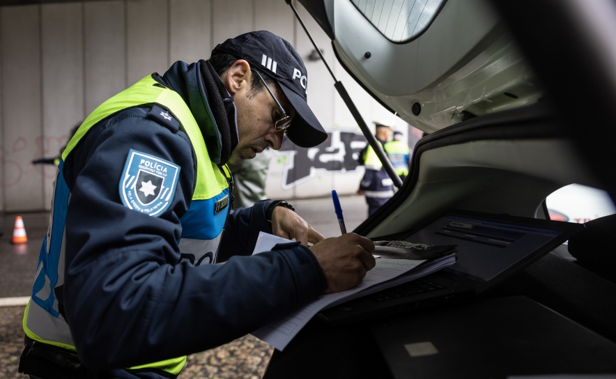 PSP e GNR fiscalizam uso do telemóvel na condução a partir de terça-feira