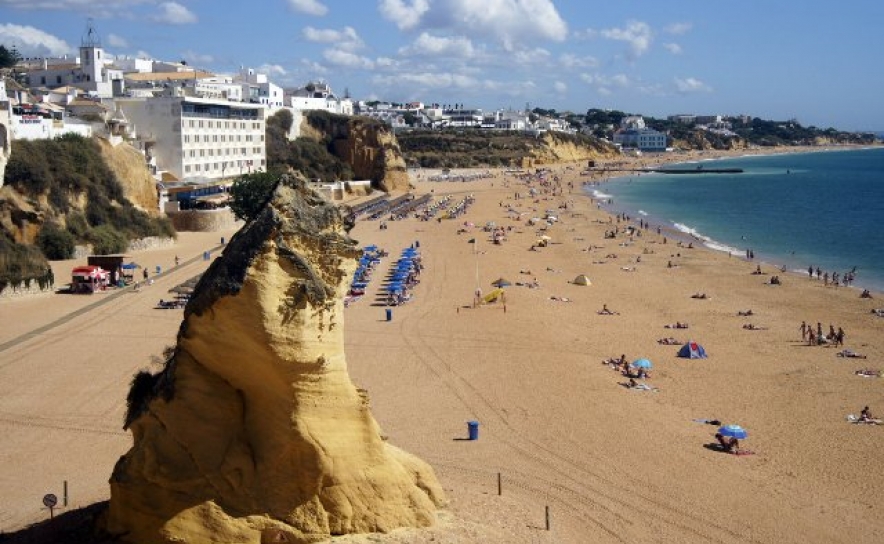 Turista morre após queda de mais de 20 metros na praia do Peneco, em Albufeira