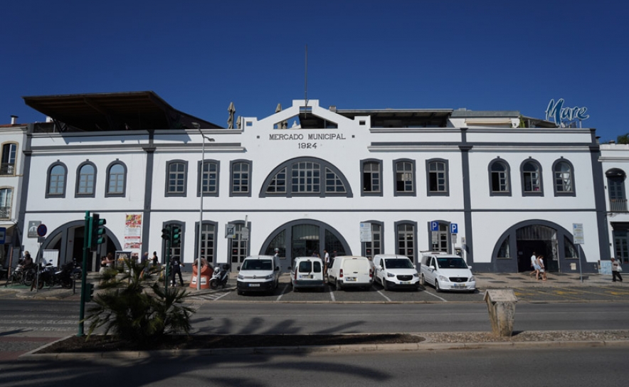 Fachada do Mercado Municipal em 2024 | autor: Francisco Castelo / Fototeca Municipal de Lagos