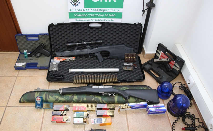 Homem detido por Violência Doméstica em Algoz tinha diversas armas em casa
