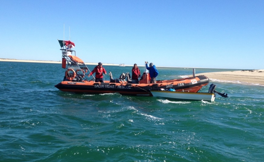 Marinha resgata três pessoas de embarcação virada a sul da barra de Olhão