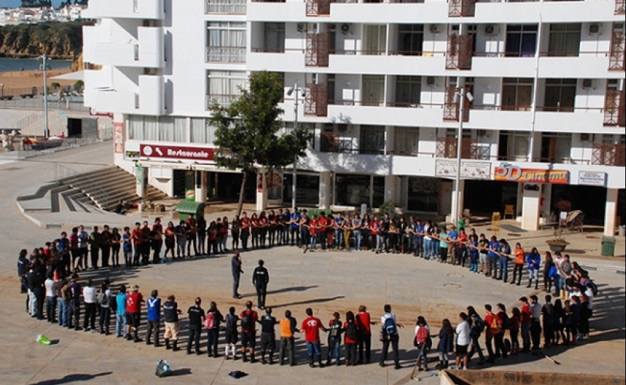 Encontro regional uniu Caminheiros e Companheiros do CNE para ajudar a limpar Albufeira
