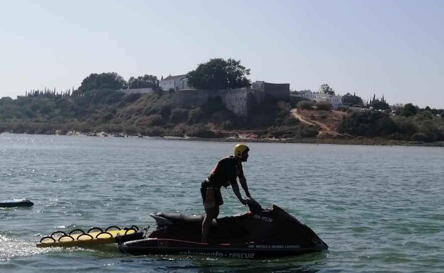 Elementos do Projeto «SeaWatch» resgatam mulher na barra da Cacela Velha