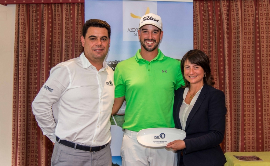 José Correia (PGA Portugal), João Carlota (com o troféu) e Pilar de Melo Antunes (Azores Golf Islands) por João Moniz-LR