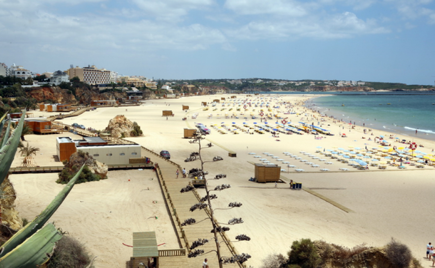Autoridades procuram homem desaparecido na Praia da Rocha em Portimão