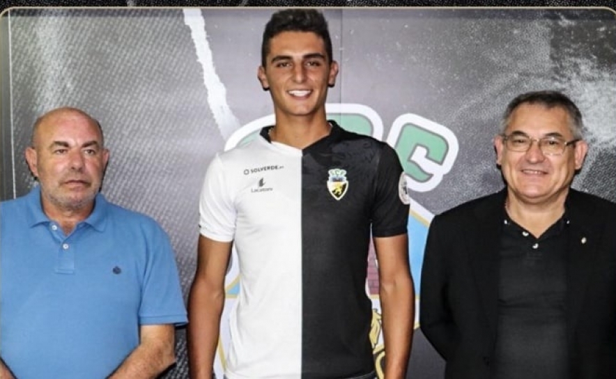 Farense renova com jovem André Seruca por três épocas