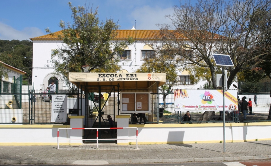 Correntes com cadeados retiradas de entrada de escola em Messines no Algarve