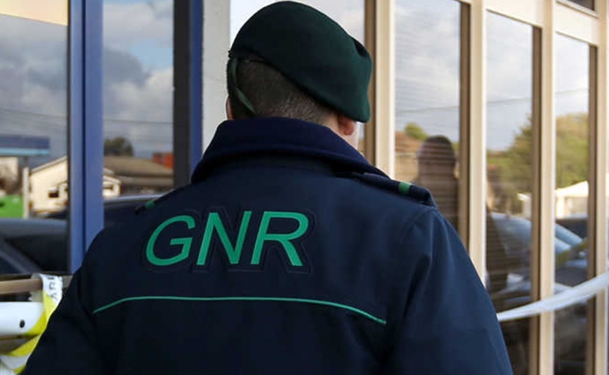 Albufeira: Homem corta braço em vedação de escola ao fugir à GNR