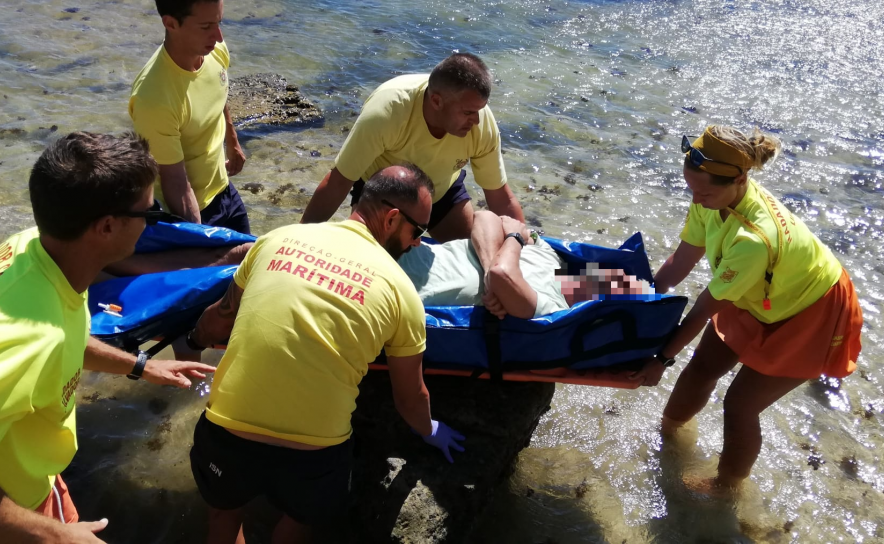 Elementos do Projeto «SeaWatch» resgatam homem na praia da Luz em Lagos