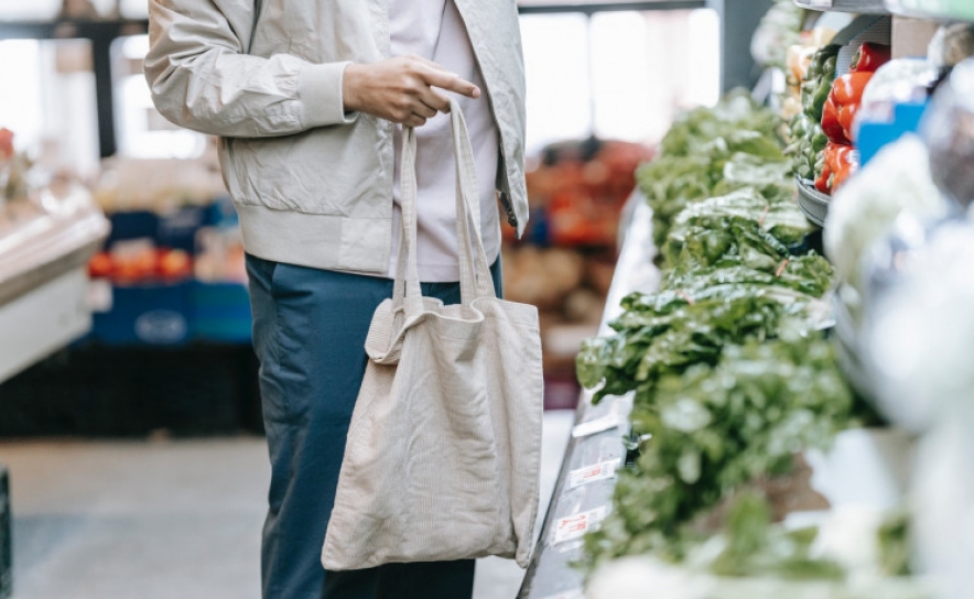 Cestos de compras estão mais pequenos e mais caros, diz estudo