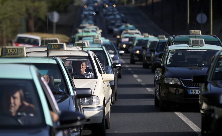 Novas regras para tarifários dos táxis entram hoje em vigor, mas taxímetros adaptam-se até janeiro