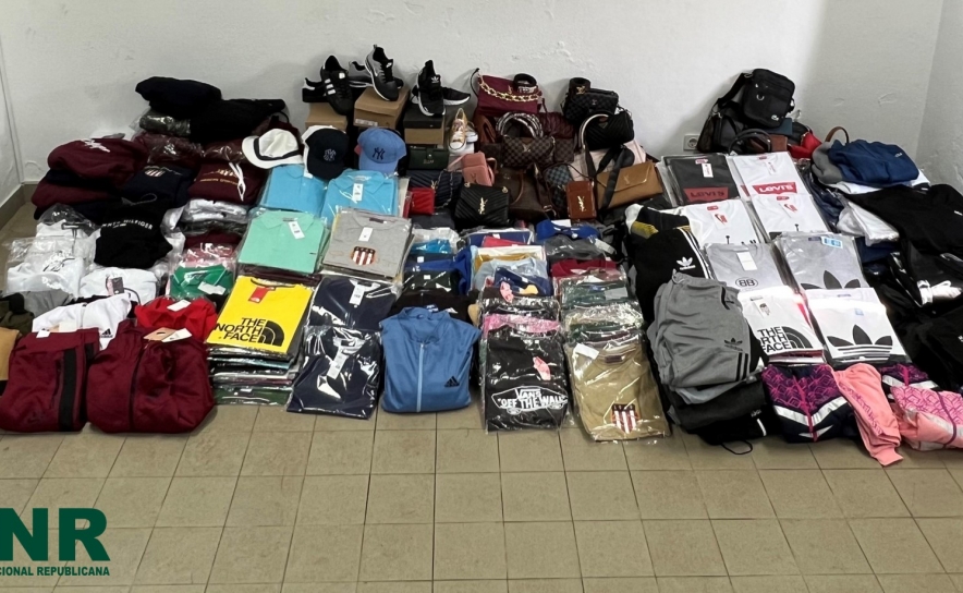Apreensão de 781 artigos contrafeitos e identificados 11 vendedores ambulantes em Quarteira