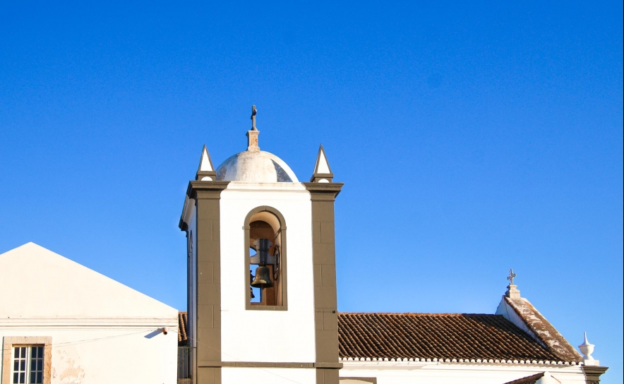 Dia da Cal pinta de branco vila de Cacela Velha