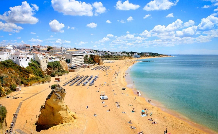 Albufeira volta a liderar o ranking das praias com mais Bandeiras Azuis