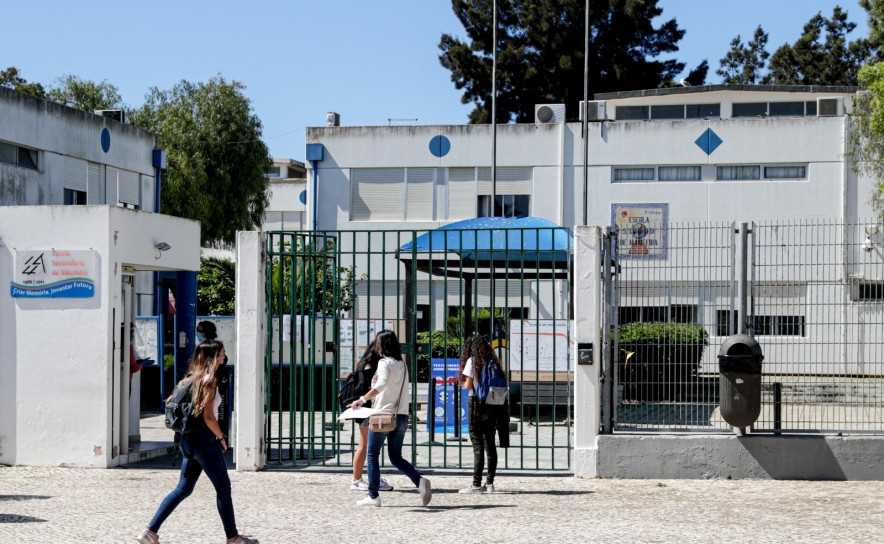 Ministério da Educação integra mais de 2.400 professores nos quadros