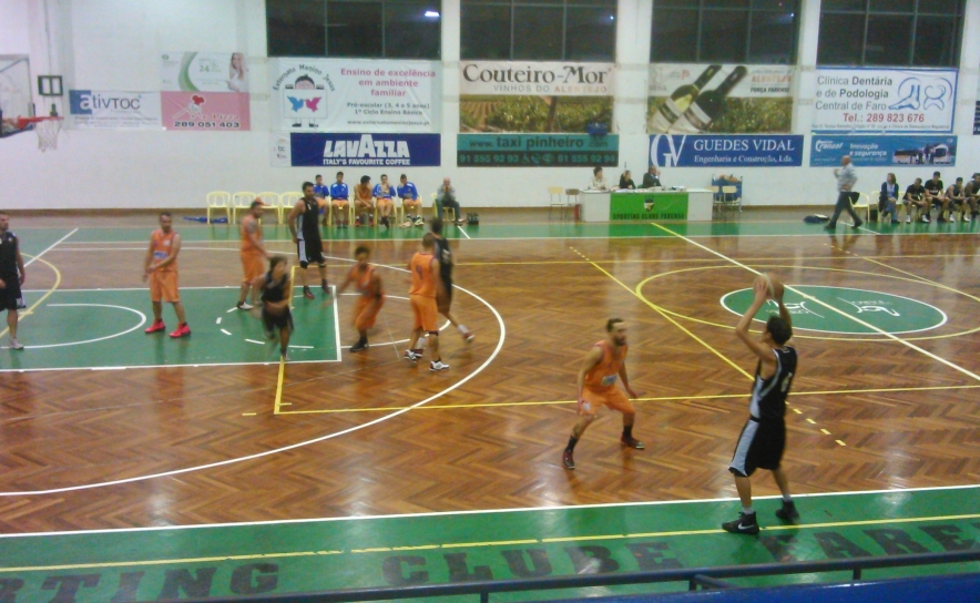 Farense Basquetebol | Seniores vencem Tubarões e ascendem à Liderança