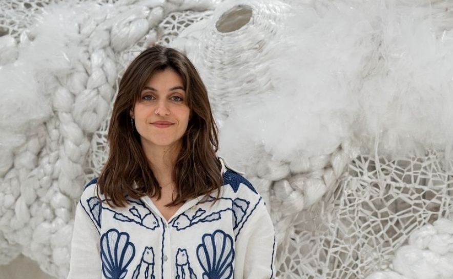 Algarve recebe instalação imersiva de Vanessa Barragão criada a partir de 20 mil sacos de plástico 