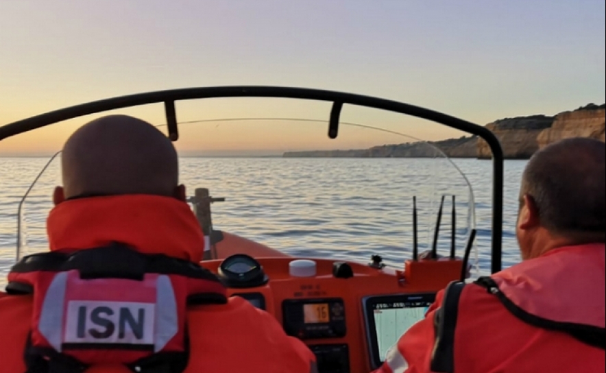 Autoridade Marítima Nacional presta assistência a turista em dificuldades em Lagoa