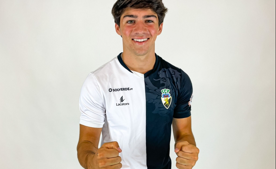Jovem algarvio Tiago Peres assina contrato com o Sporting Clube Farense