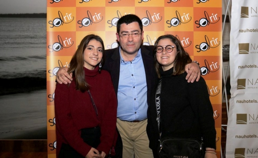 Carlos Costa com a filha e uma amiga