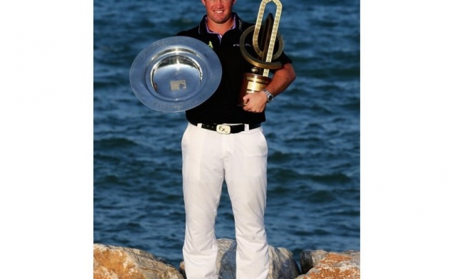 Ricardo Melo Gouveia com o troféu Para Press Release por Getty Images