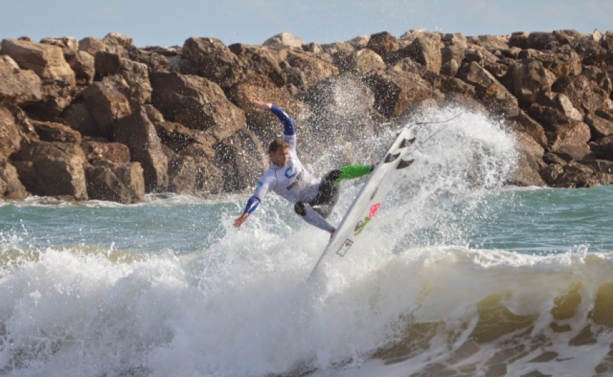 Marlon Lipke na Praia da Falésia, Vilamoura, em Fevereiro deste ano, numa etapa do Circuito de Surf do Algarve